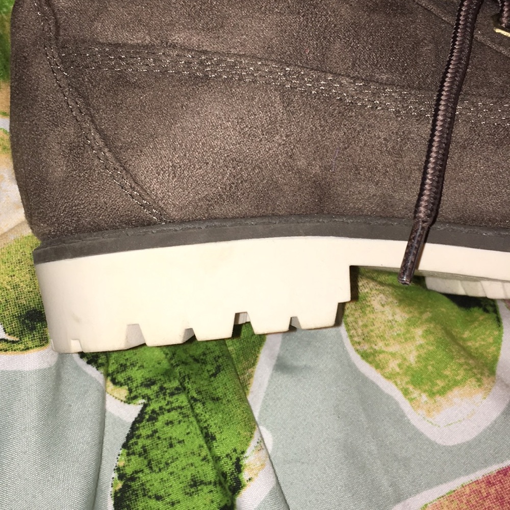 Boots - Picture 4 of 6